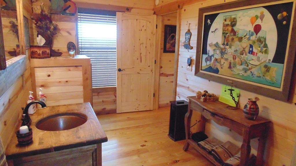 Texas T Bed And Breakfast Llano Exteriör bild